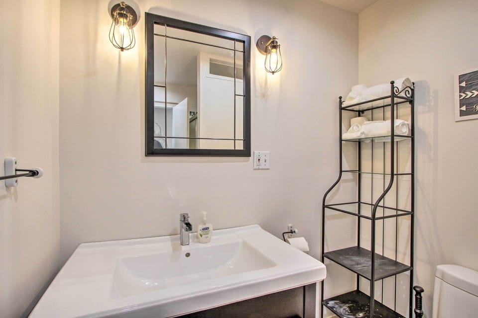 Convenient Burien Getaway: 12 Mi to Dtwn Sea! Cottage in Burien