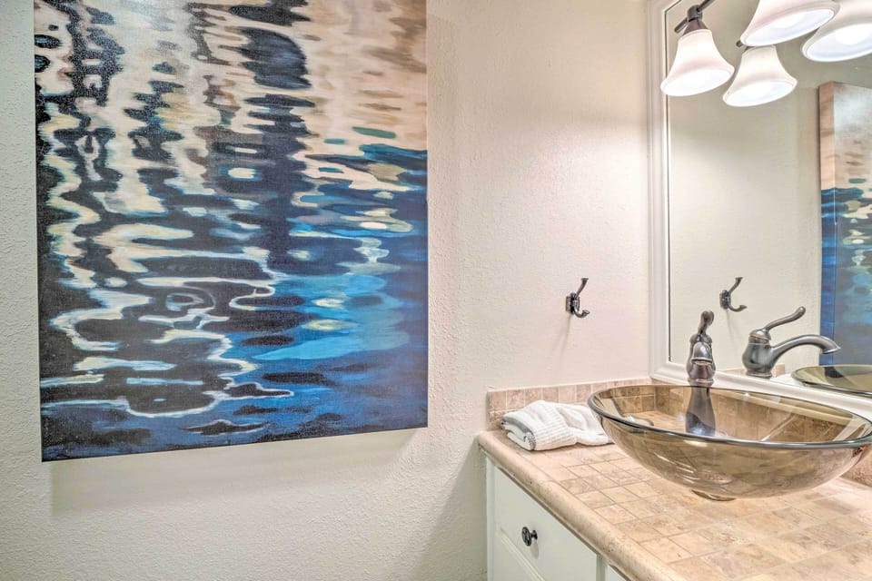Horseshoe Bay Townhome w/ Patio & Outdoor Pool! Apartment in Horseshoe Bay