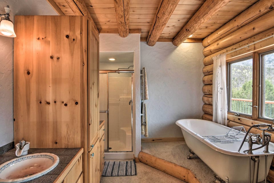 Spacious, Luxe Cabin w/ Mtn Views, Sauna & More! Cottage in Colorado