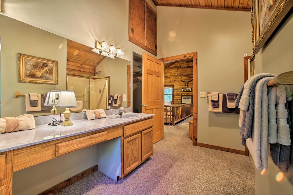 Secluded Studio 1 mi to Thorncrown Chapel Cottage in Eureka Springs