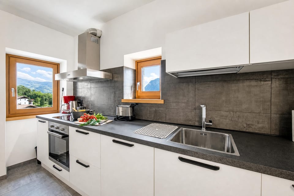 Family Apartment, 3 Bedrooms, Microwave (Appartamento Borgo Pastoedo near Lake) | Private kitchen