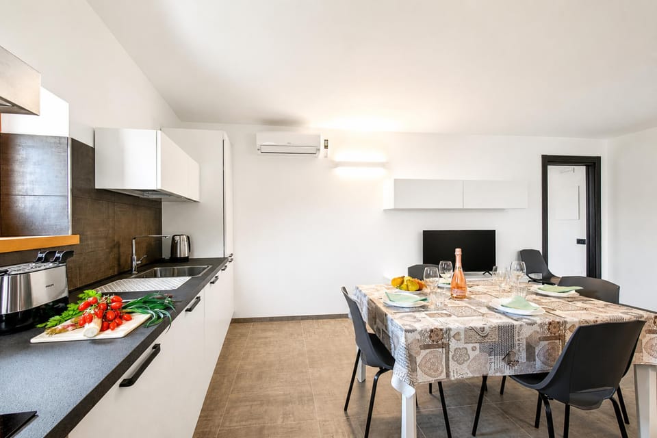 Family Apartment, 3 Bedrooms, Microwave (Appartamento Borgo Pastoedo near Lake) | Private kitchen