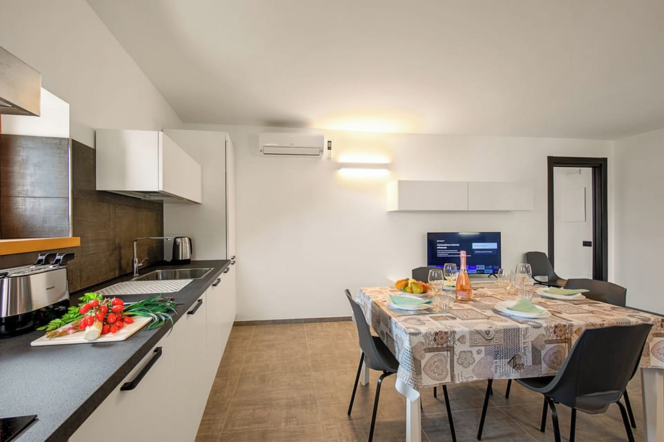 Family Apartment, Multiple Bedrooms (Appartamento Borgo Pastoedo) | Private kitchen | Fridge, microwave, oven, stovetop