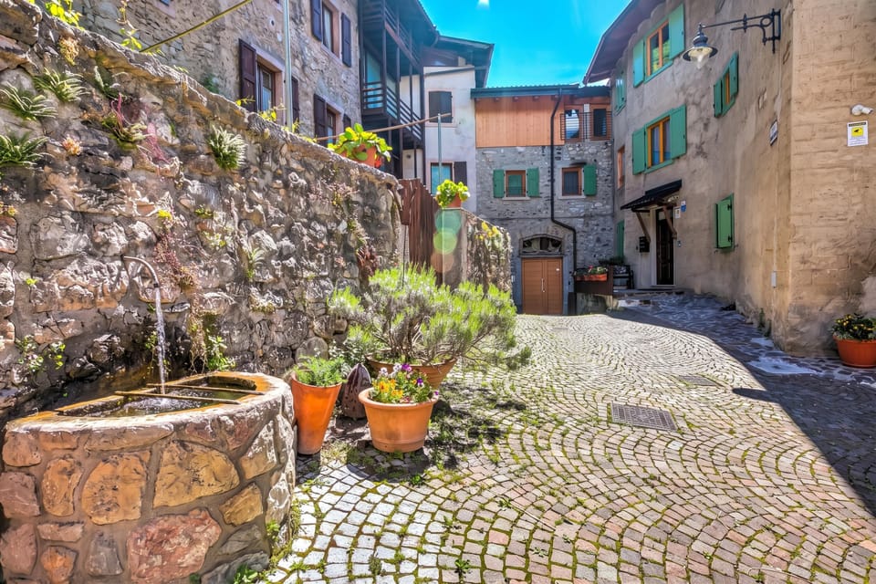 Family Apartment, 3 Bedrooms, Microwave (Appartamento Borgo Pastoedo near Lake) | Property grounds