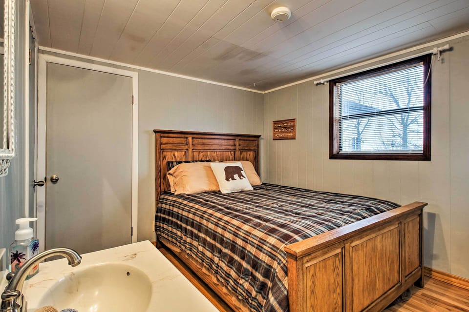 Rustic Stockton Lake Cabin Half-mile to Lake! Cottage in Missouri