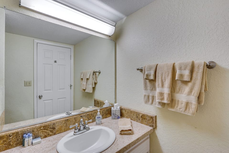 1 Mi to Margaritaville Resort: Cottage w/ Fire Pit Cottage in Lake of the Ozarks