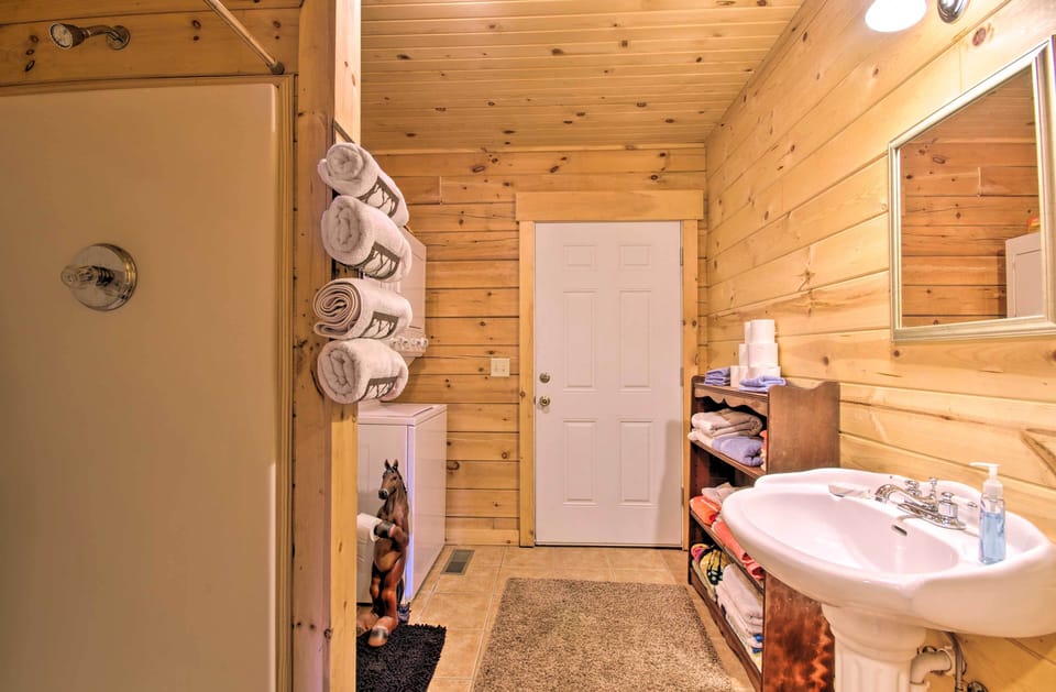 Large Cabin w/ Deck Overlooking Norfork Lake! Cottage in Norfork Lake