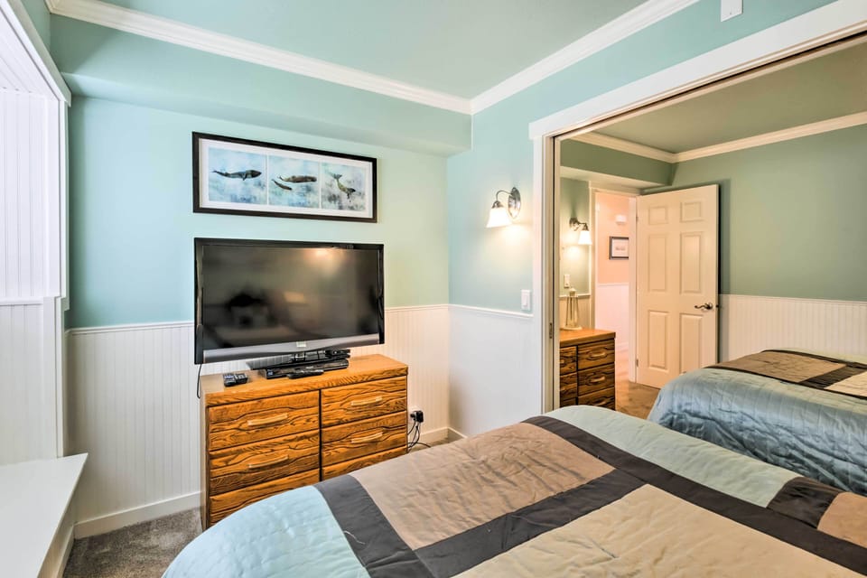 Beachfront Condo w/ Patio & Views - Walk to Shore! Apartment in Lincoln Beach