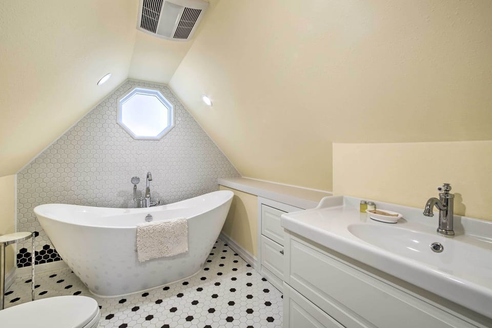 Renovated North Bend Cottage: Near Eateries! Cottage in Coos Bay
