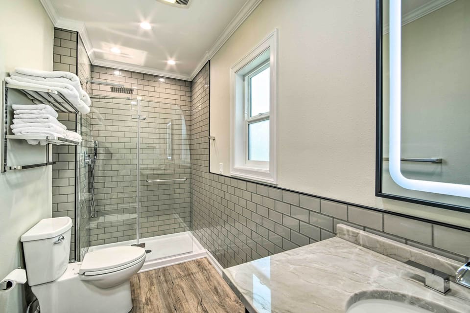 Renovated North Bend Cottage: Near Eateries! Cottage in Coos Bay