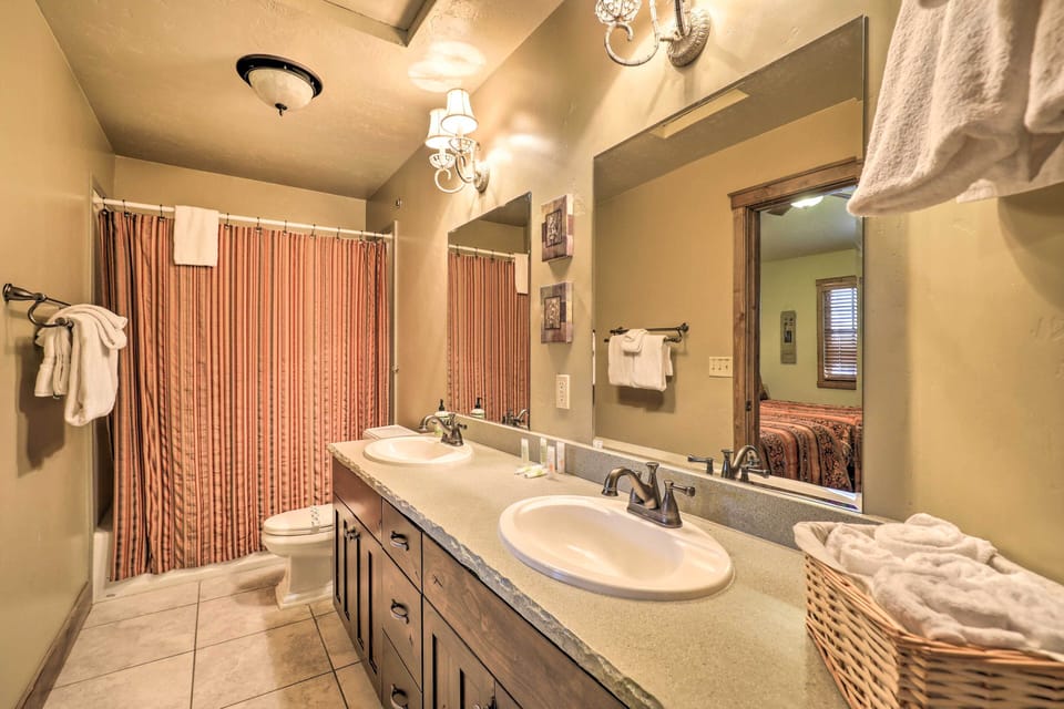 Luxurious Cedar City Getaway: 32 Mi to Brian Head! Cottage in Cedar City