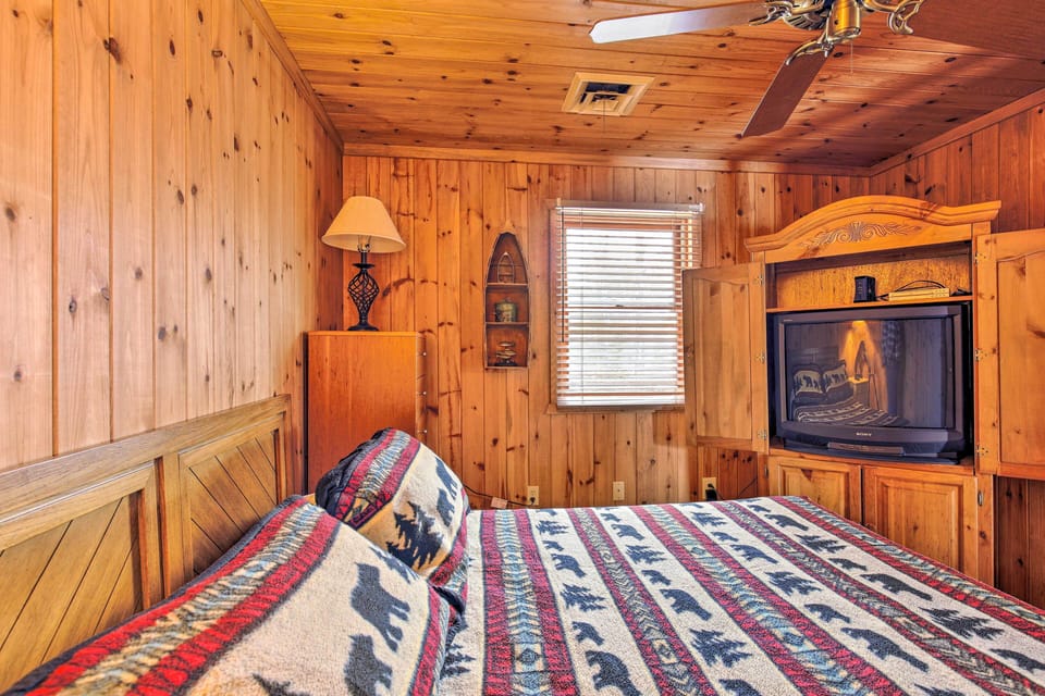Lakefront Escape w/ Fishing Pier & Snowmobiling! Cottage in Wisconsin