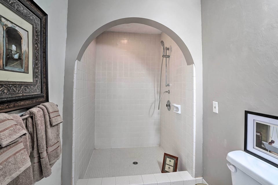 Hot Tub & Views: Spacious Getaway on Rogue River Cottage in Grants Pass
