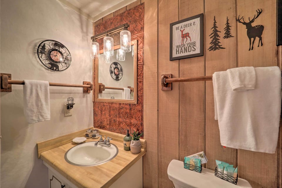 < 1 Mi to Beech Mtn Ski! Condo w/ Hot Tub Access Apartment in Beech Mountain