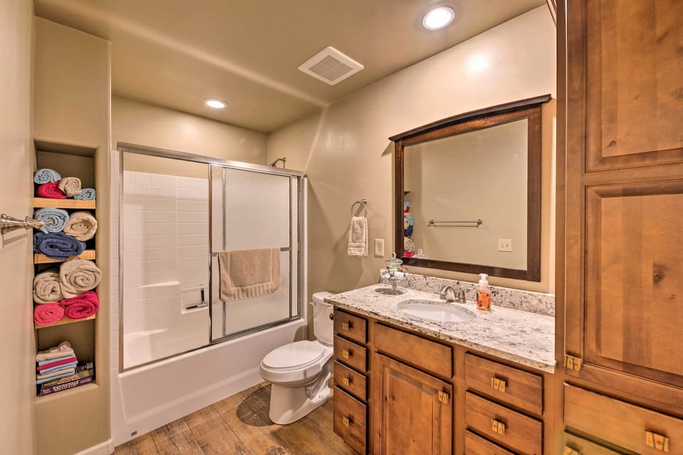 1 Mi to Rainbow Lake: Newly Built & Woodsy Retreat Cottage in Pinetop-Lakeside