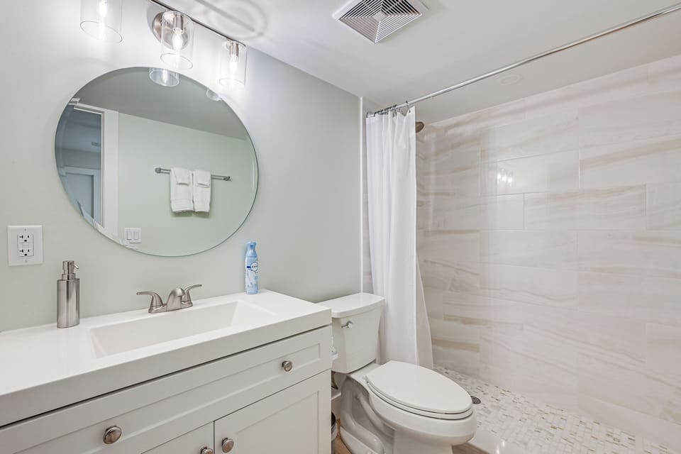 Sleek Coastal Abode: 1 Block to Naples Beach! Apartment in Naples