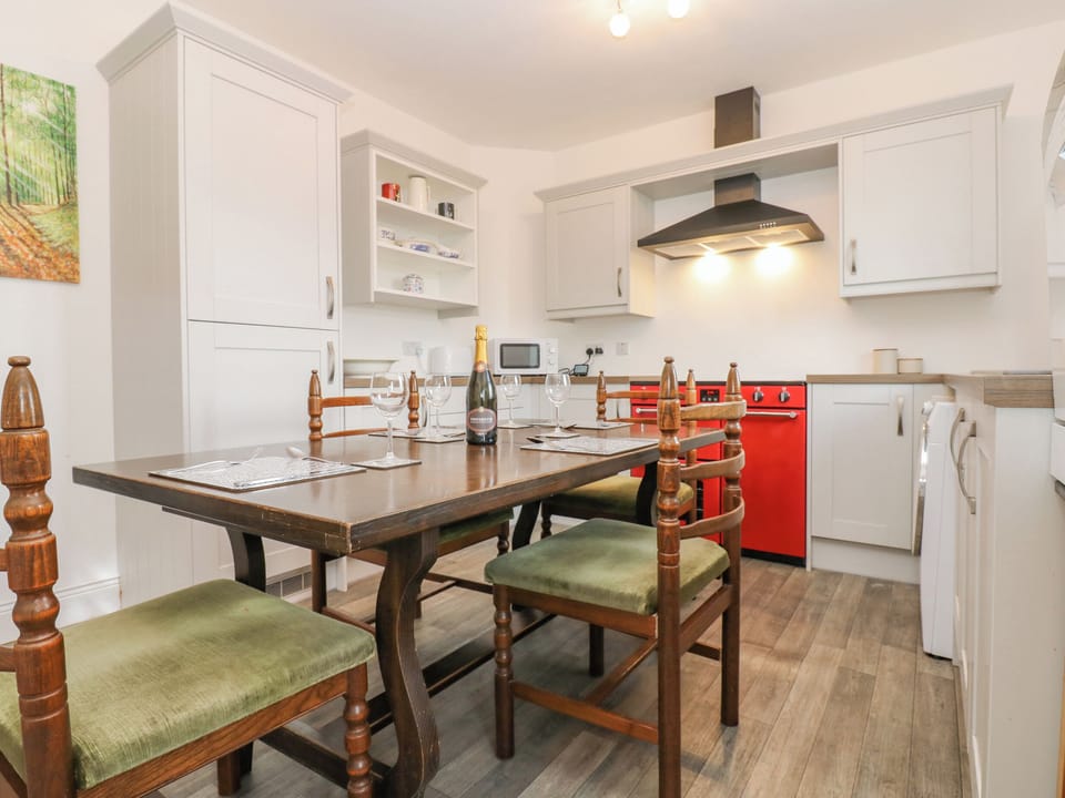 Cottage | Dining