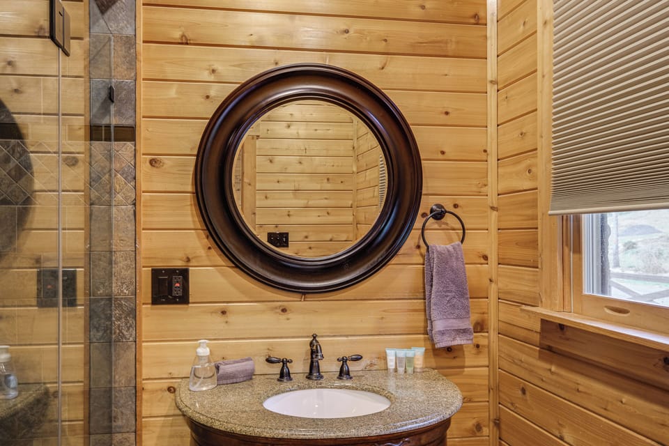 Spacious 5,200-sq-ft Cabin in Shenandoah Valley Cottage in Shenandoah Valley