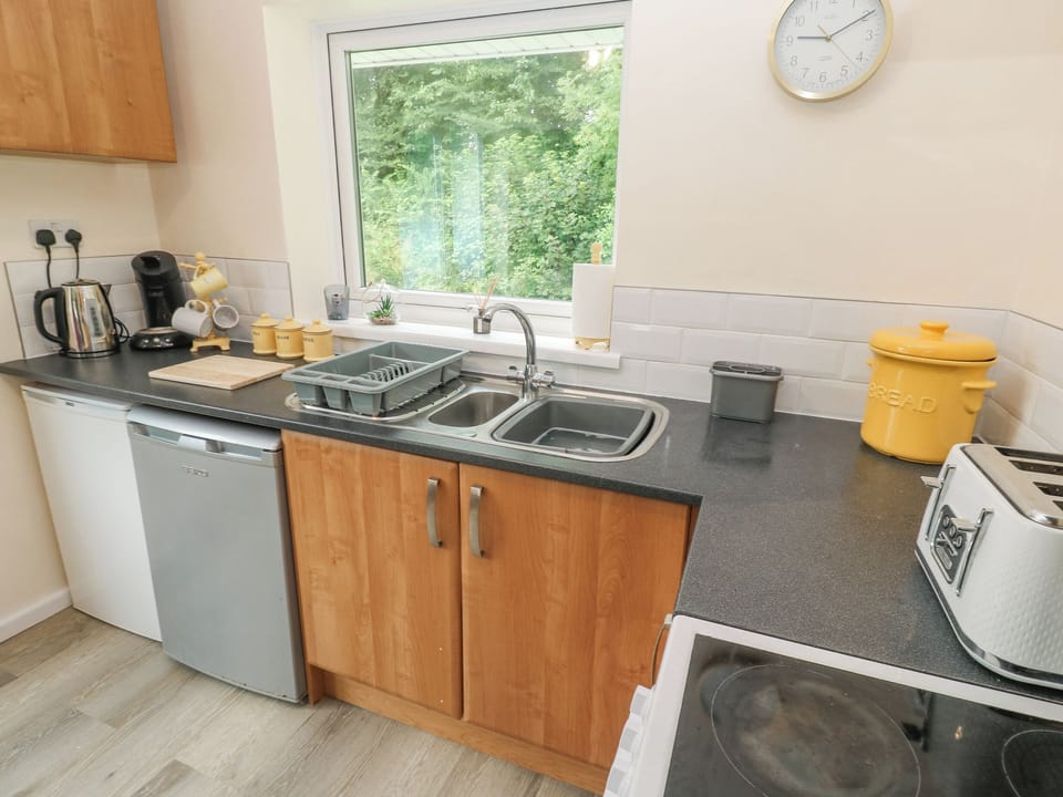 Cottage | Private kitchen | Electric kettle, cookware/dishes/utensils