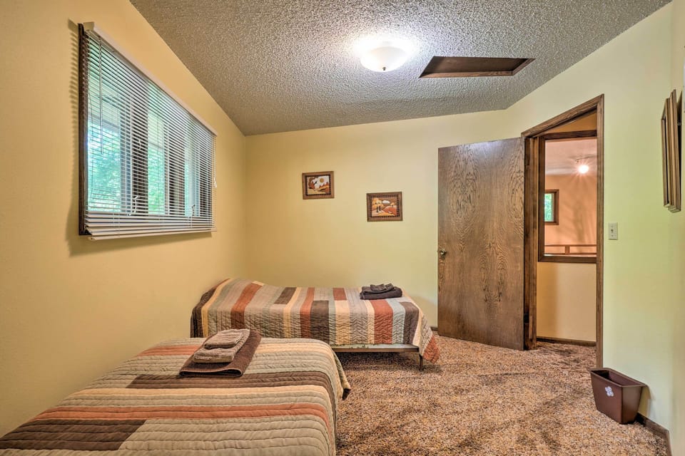 Rogers Cabin w/ Direct Access to Beaver Lake! Cottage in Beaver Lake