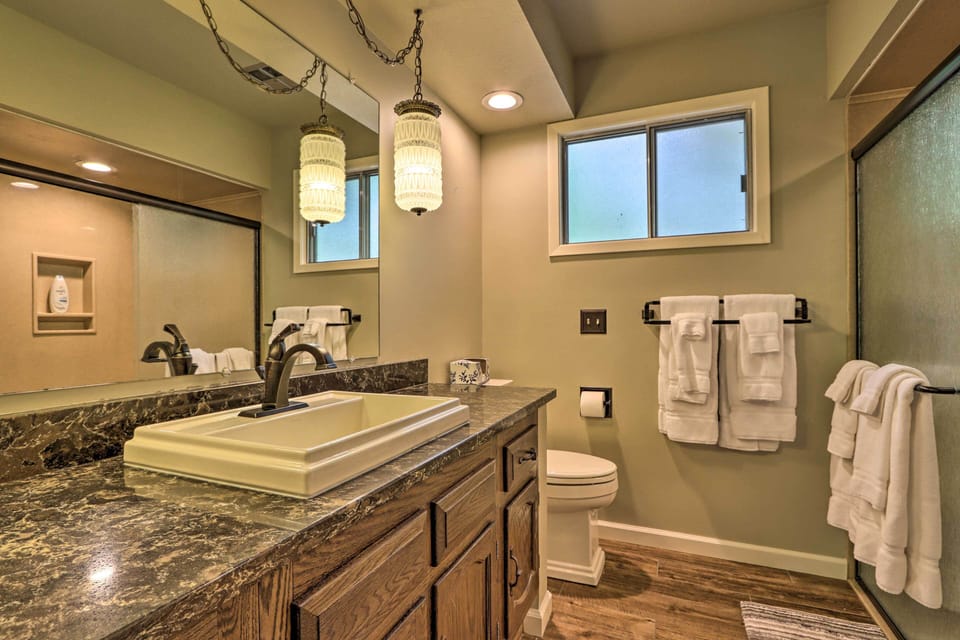 Lakefront Haven: Family-friendly Sunrise Beach Gem Cottage in Lake of the Ozarks