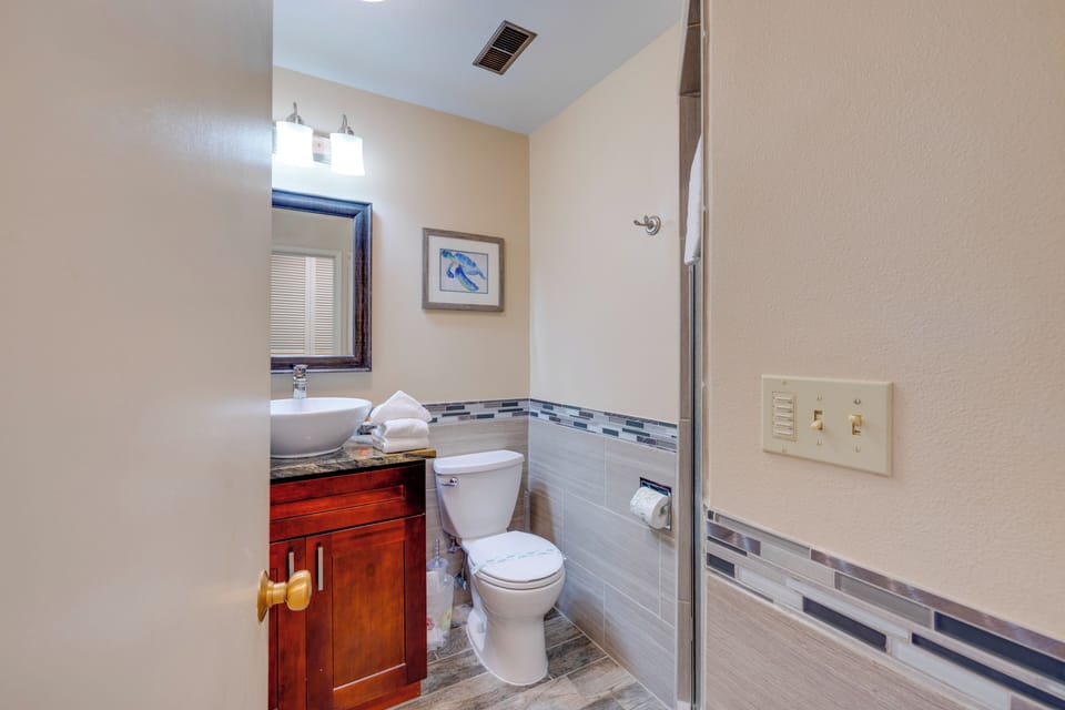 Lincoln Resort Condo w/ Ocean Views & Pool Access Apartment in Lincoln Beach