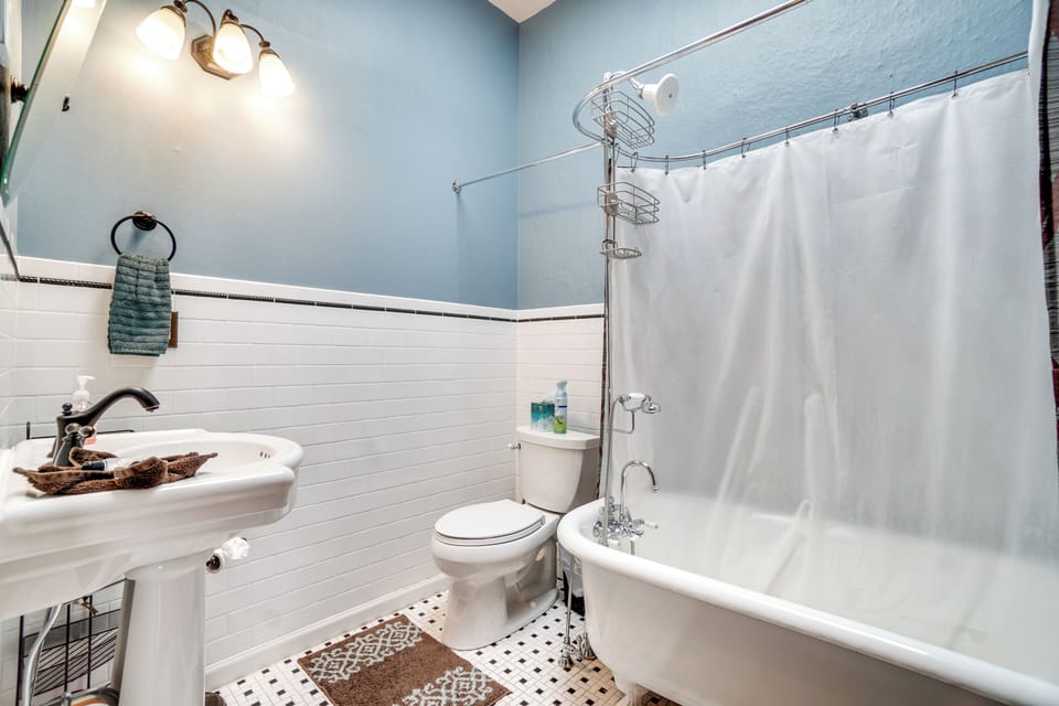 1 Mi to UW: Historic Laramie Apt Apartment in Laramie