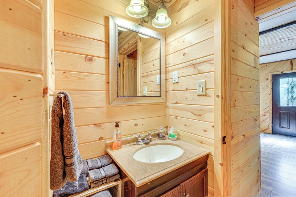 Broken Bow Cabin w/ Hot Tub + Game Room! Cottage in Broken Bow