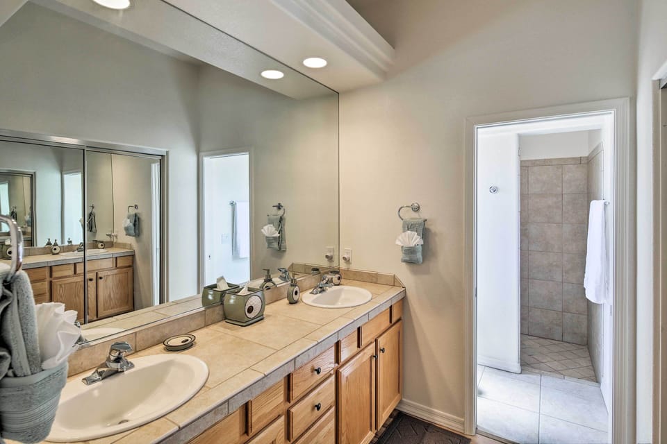 Elegant Lake Havasu Getaway w/ Pool - 3 Mi to Lake Cottage in Lake Havasu City