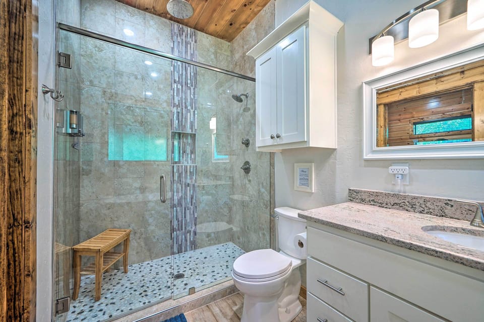 Furnished Deck, Hot Tub! Family Gem in Broken Bow Cottage in Oklahoma