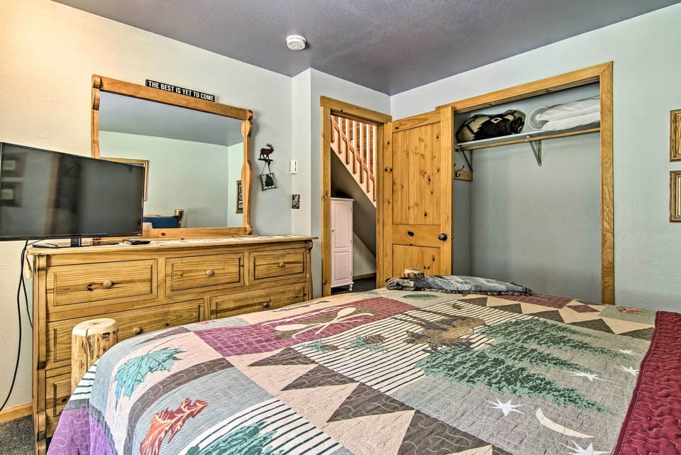 Florissant Hilltop Hideaway w/ Porch, Pond View Cottage in Colorado