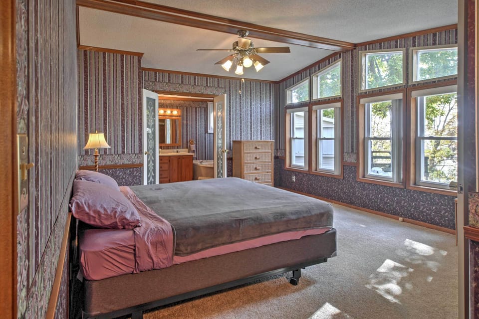 Captivating Cadiz Hideaway w/ Deck on Lake Barkley Cottage in Lake Barkley