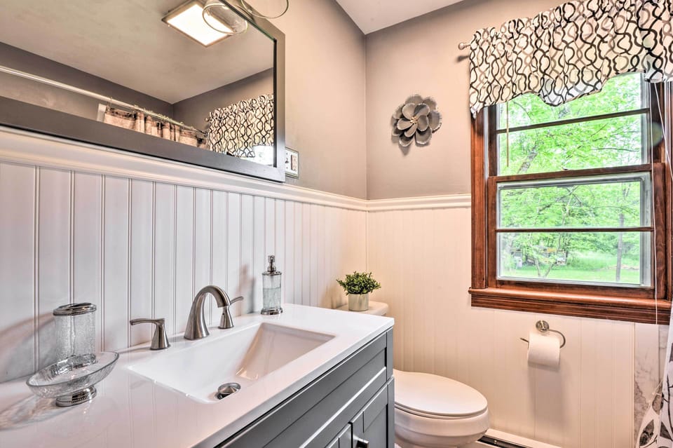 Cozy Springfield Family Home w/ Fire Pit Cottage in Shenandoah Valley