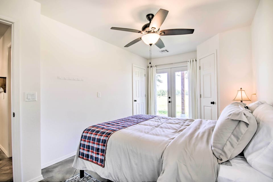Peekaboo Water Views: Lake O' the Cherokees Cabin Cottage in Grove
