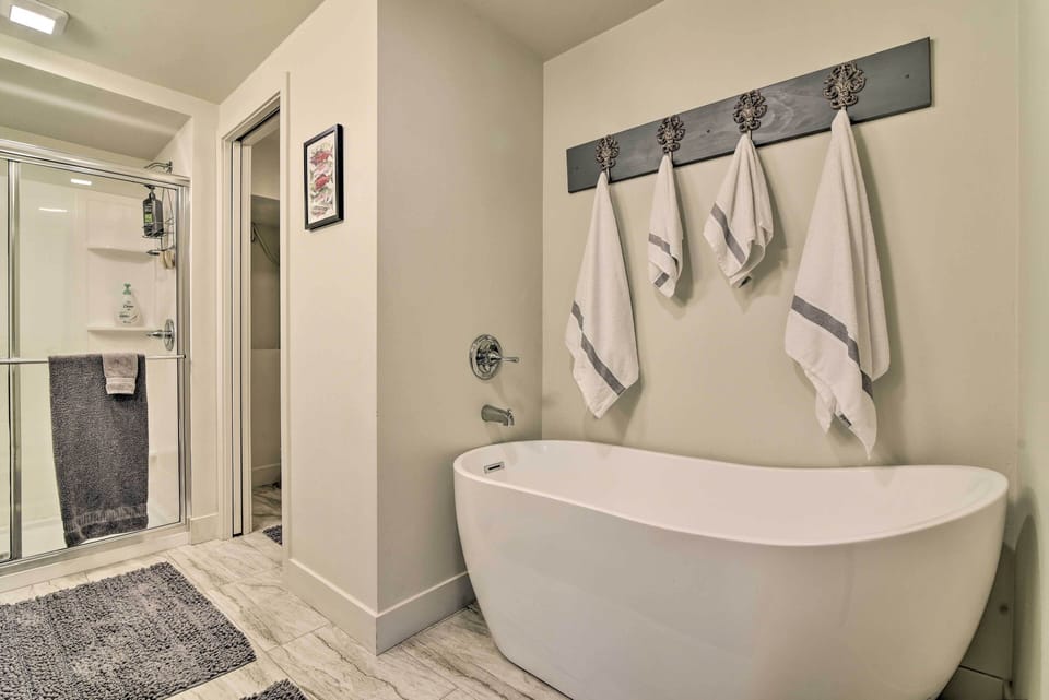 Waterfront Troutdale Hideaway: Sandy River Fishing Cottage in Troutdale
