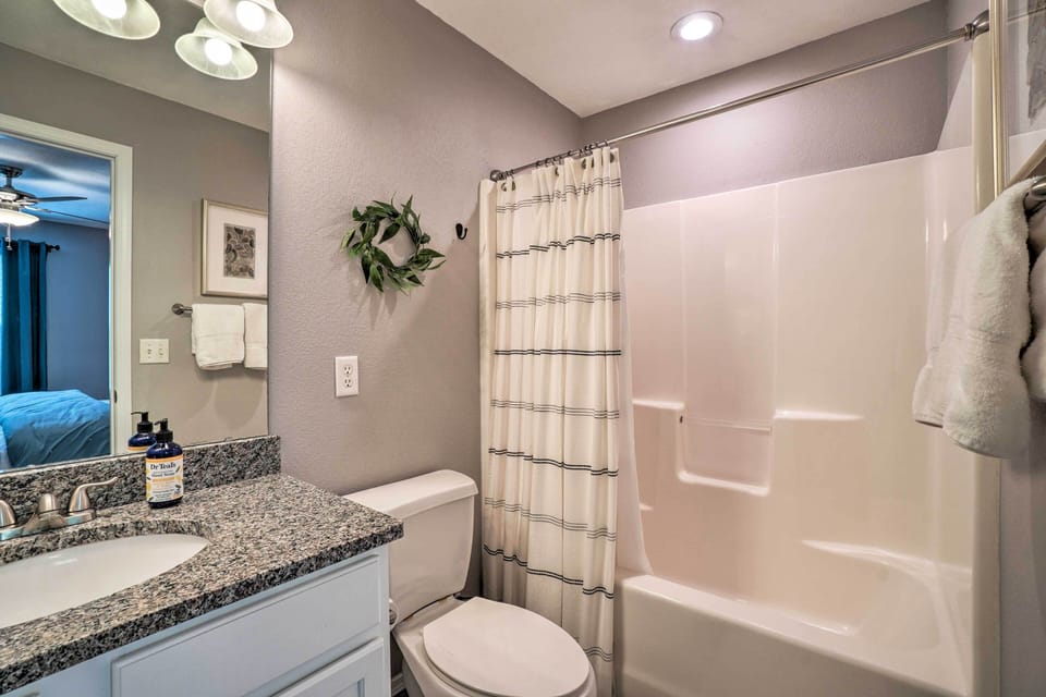 Modern Condo w/ Deck ~ 7 Mi To Branson Landing! Apartment in Branson