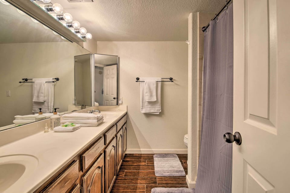11 Mi to Phoenix: Tempe Escape w/ Patio & Bar! Cottage in Tempe