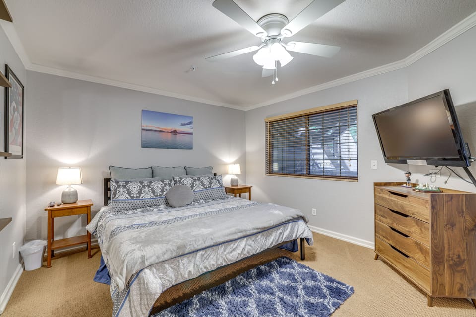 Walk to Park: Scottsdale Condo w/ Community Pool! Apartment in Tempe