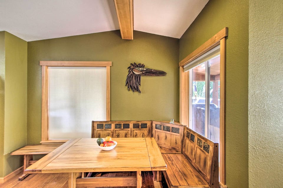 Lakefront Eatonville Cabin w/ Dock & Mtn Views! Cottage in Washington