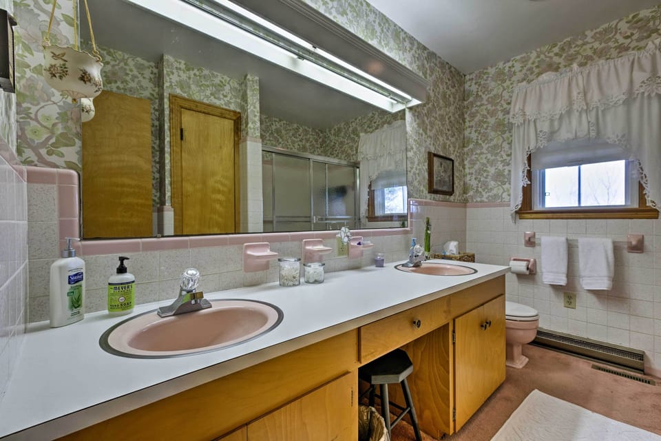 Quaint Elkton Home Near Shenandoah National Park! Cottage in McGaheysville