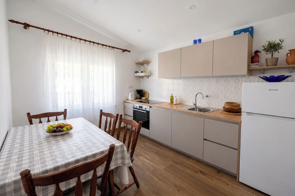 Fridge, oven, stovetop, dishwasher