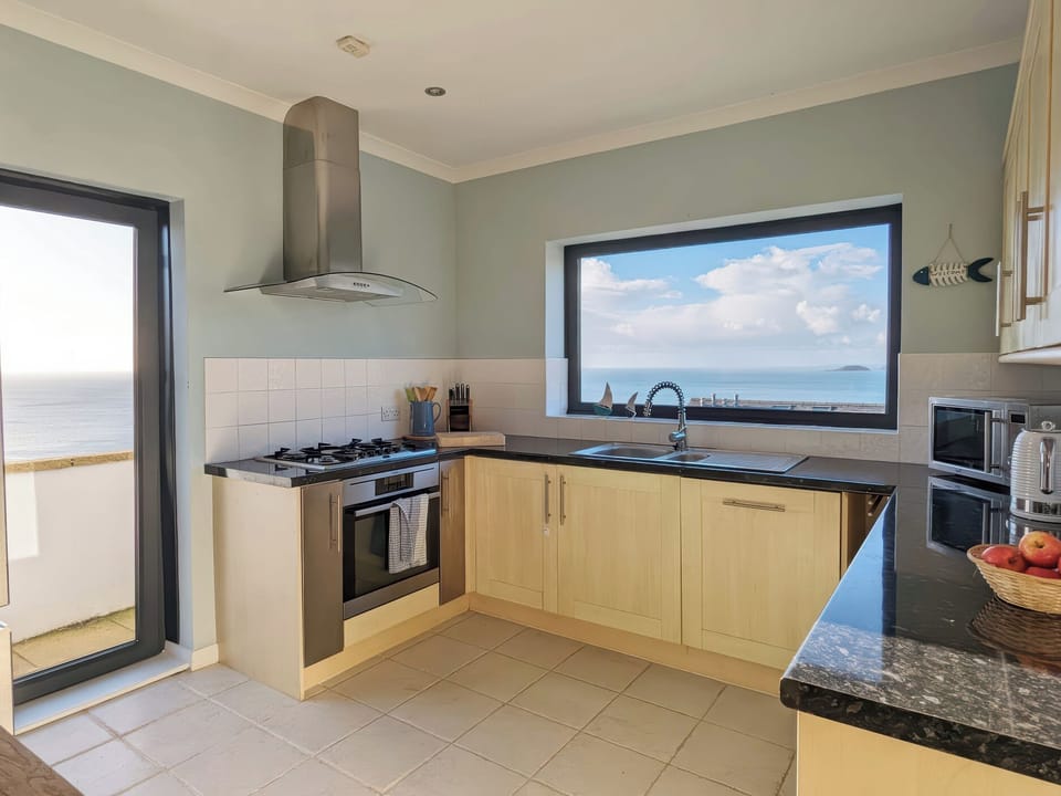 Cottage | Private kitchen | Fridge, dishwasher, electric kettle, toaster