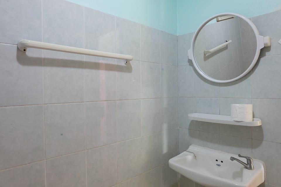 Deluxe Double Room | Bathroom | Shower, towels, toilet paper