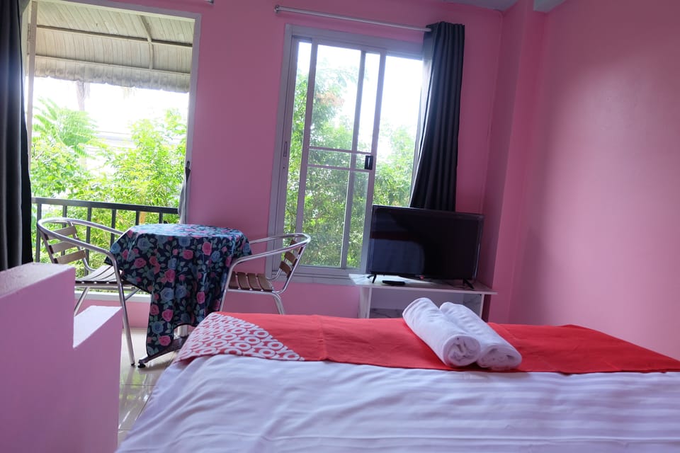 Deluxe Double Room | Laptop workspace, bed sheets