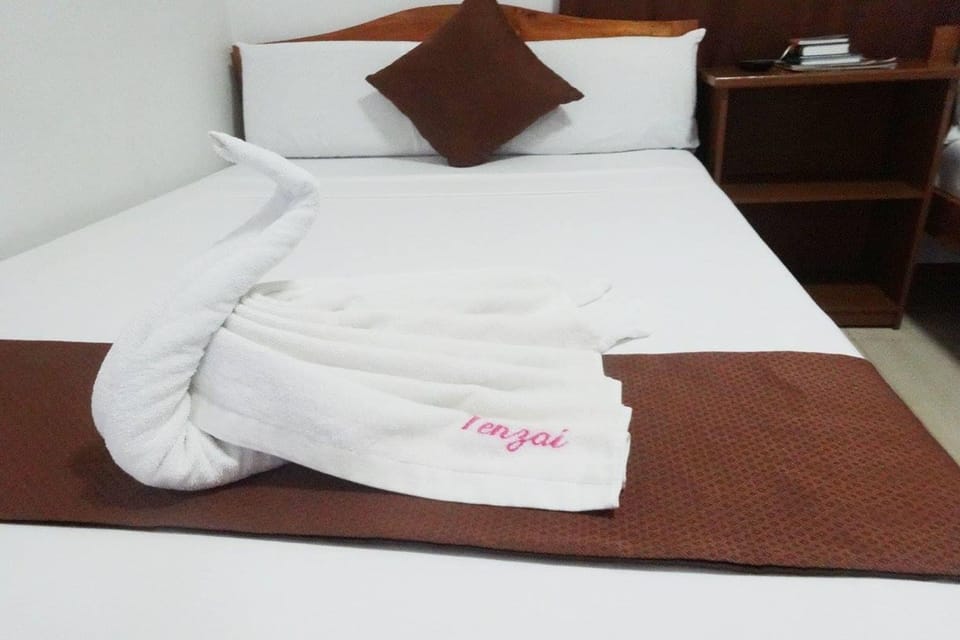 Quadruple Room | Desk, WiFi (free), bed sheets