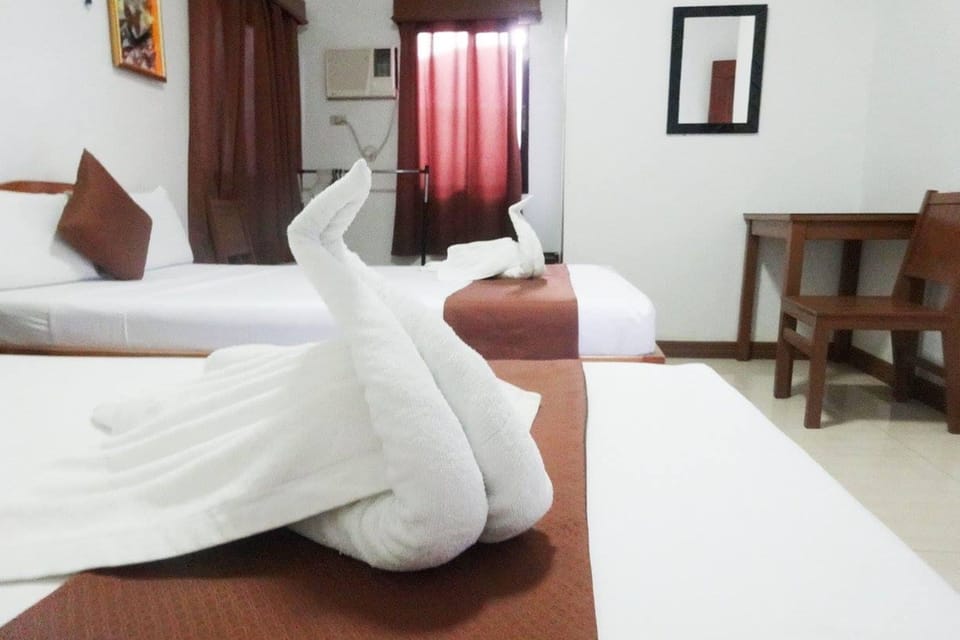 Quadruple Room | Desk, WiFi (free), bed sheets