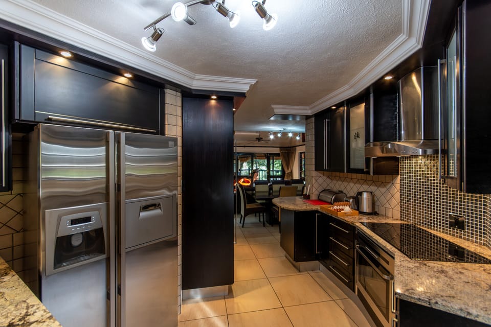 Full-size fridge, microwave, oven, stovetop