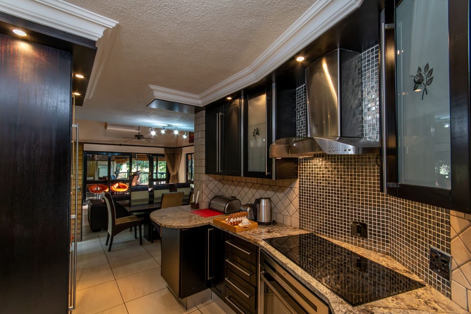Full-size fridge, microwave, oven, stovetop
