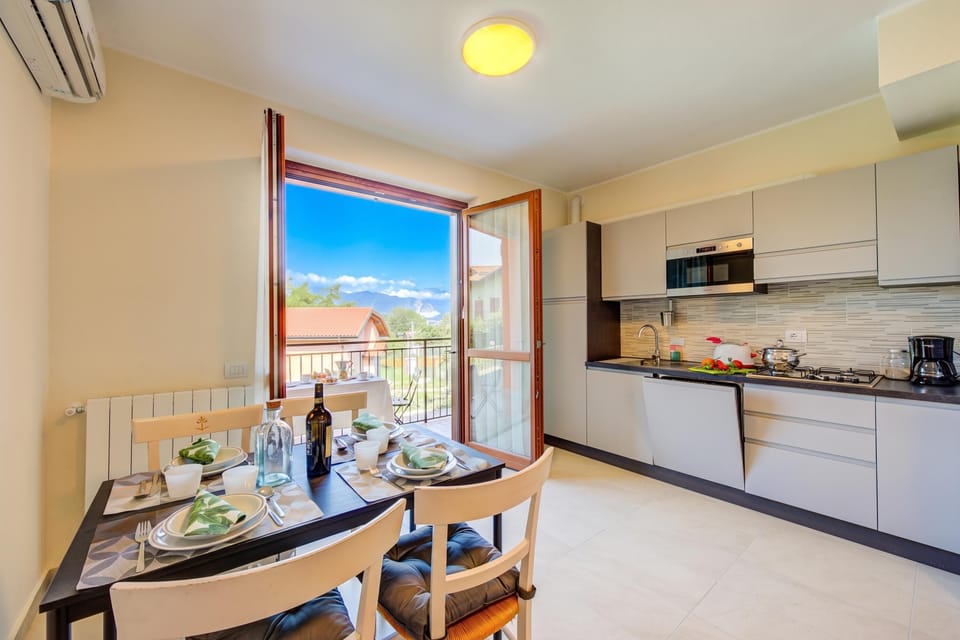 Family House, 2 Bedrooms, 2 Bathrooms, Mountainside (Cottage del Lago: Lake Maggiore Villa) | Private kitchen