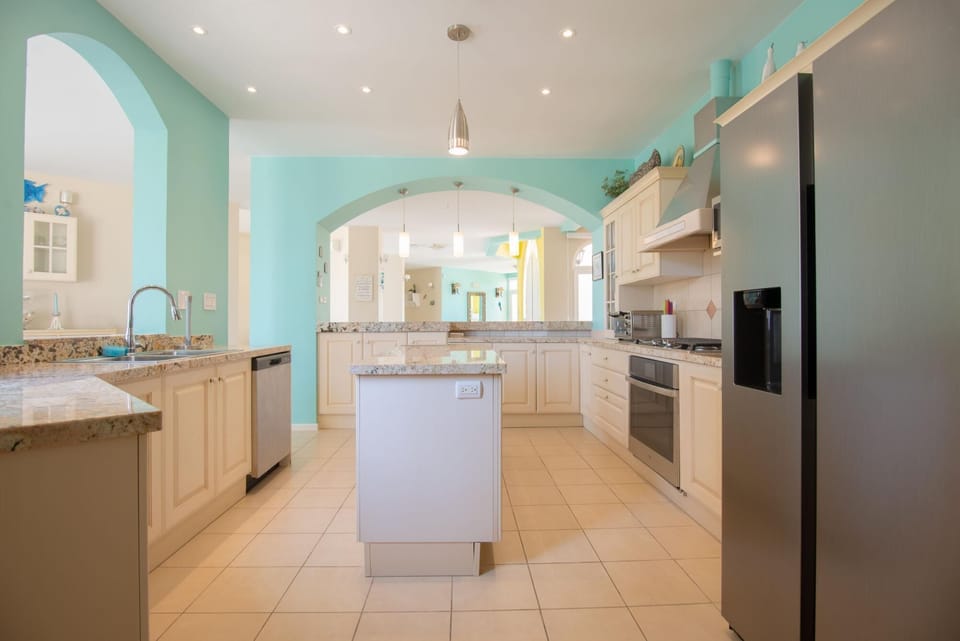 House | 5 bedrooms, desk